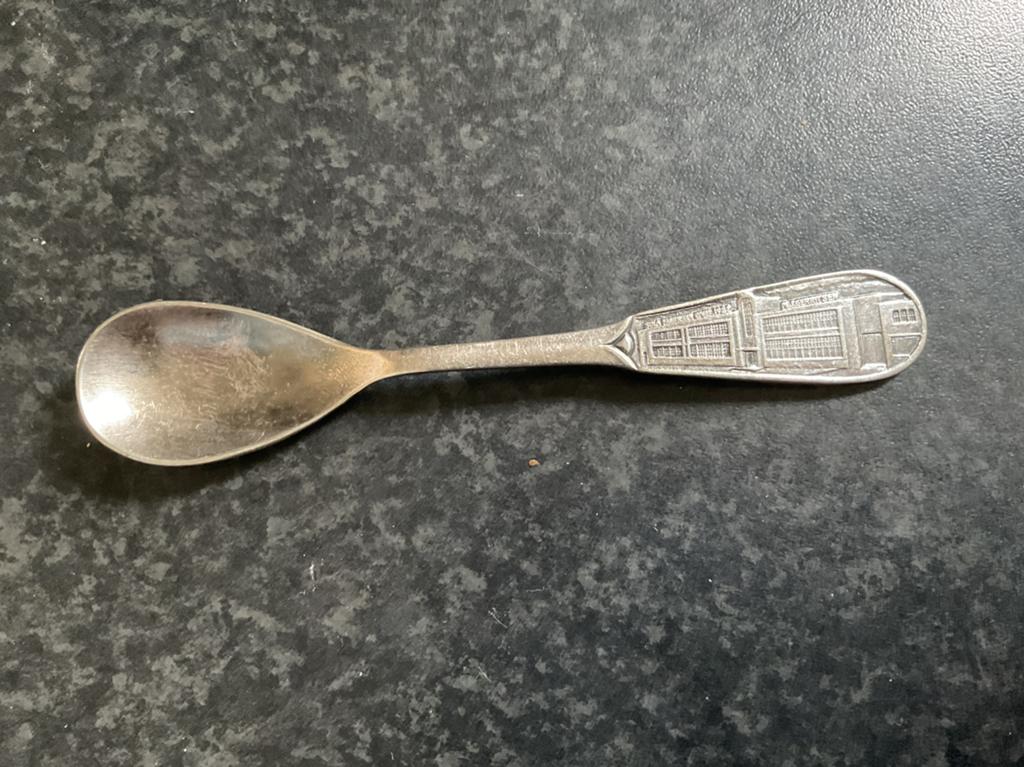 Verzilverd Sola Lepeltje met afbeelding van de Fabriek, Ophalen of Verzenden