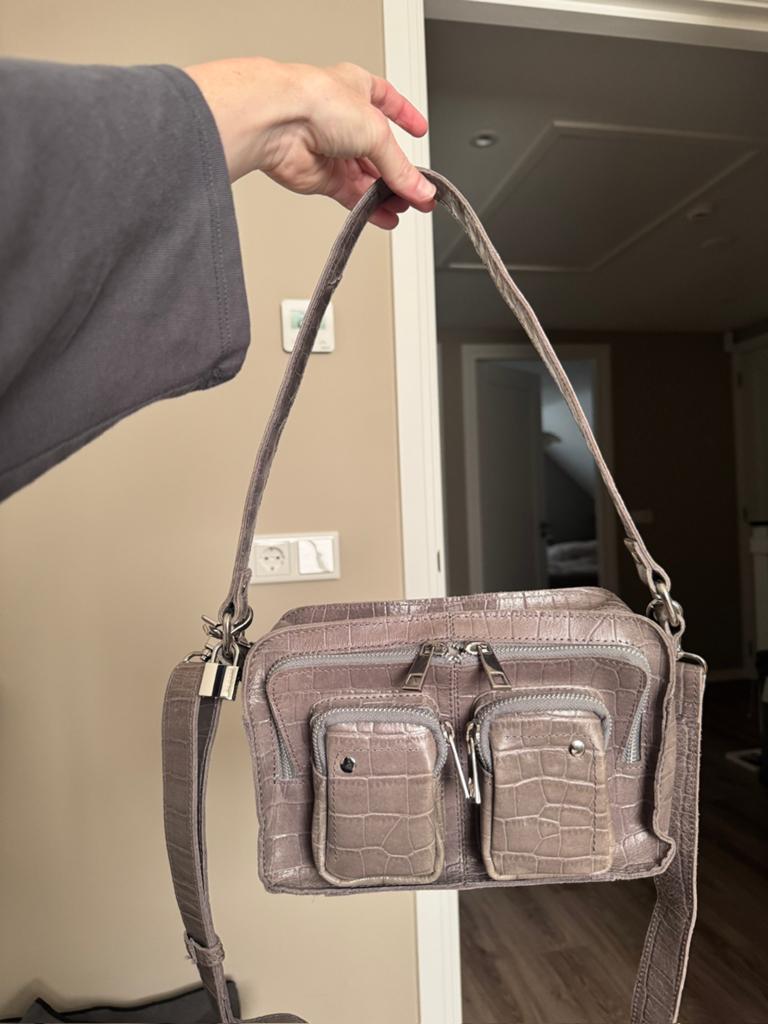 Nunoo ellie croco bag, Sieraden, Tassen en Uiterlijk, Tassen | Damestassen, Ophalen of Verzenden, Zo goed als nieuw, Grijs, Schoudertasje