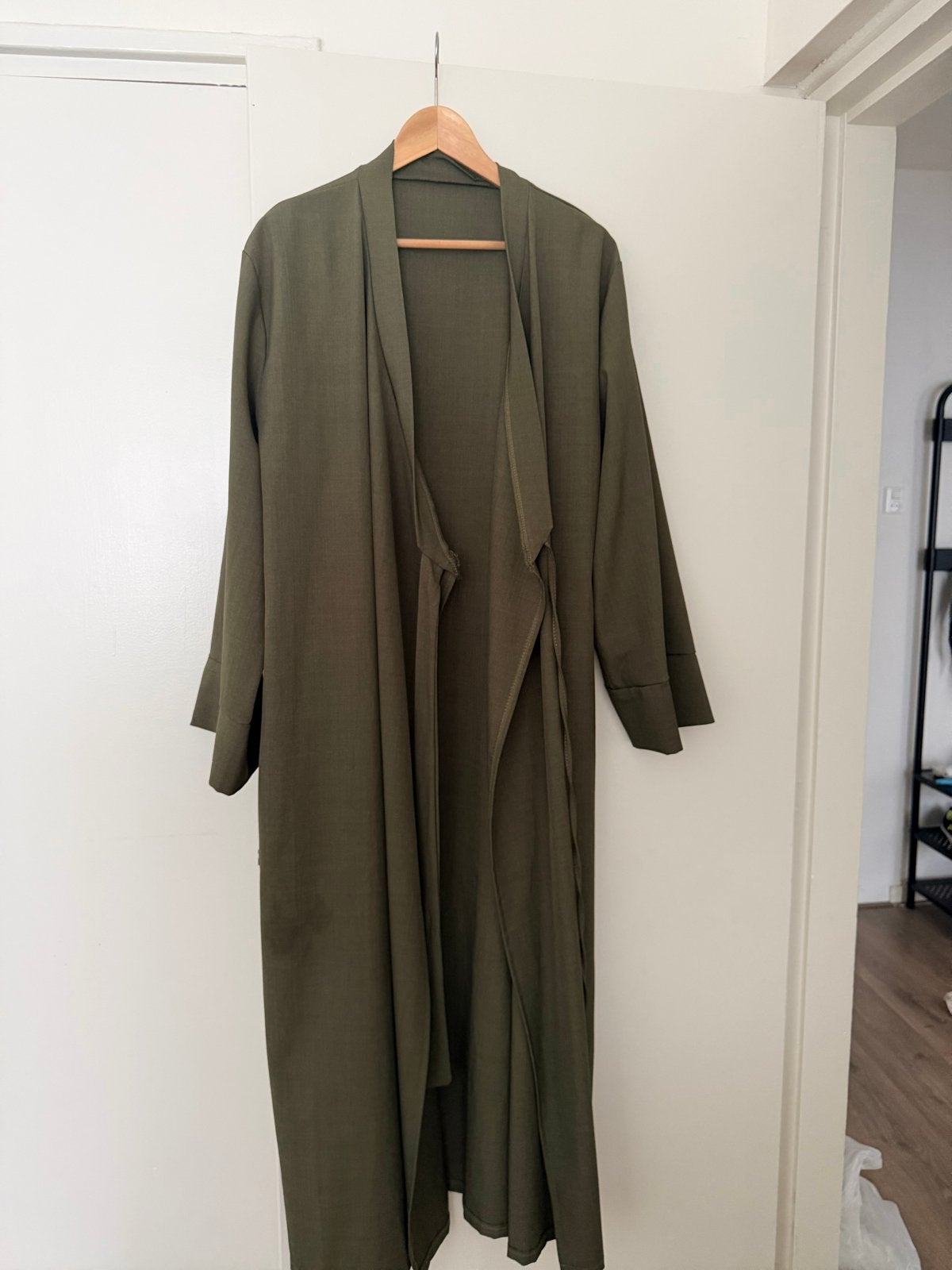 Mooie olijfgroene wikkeljurk/abaya, maat 40-46, Ophalen, Maat 42/44 (L), Zo goed als nieuw, Onder de knie