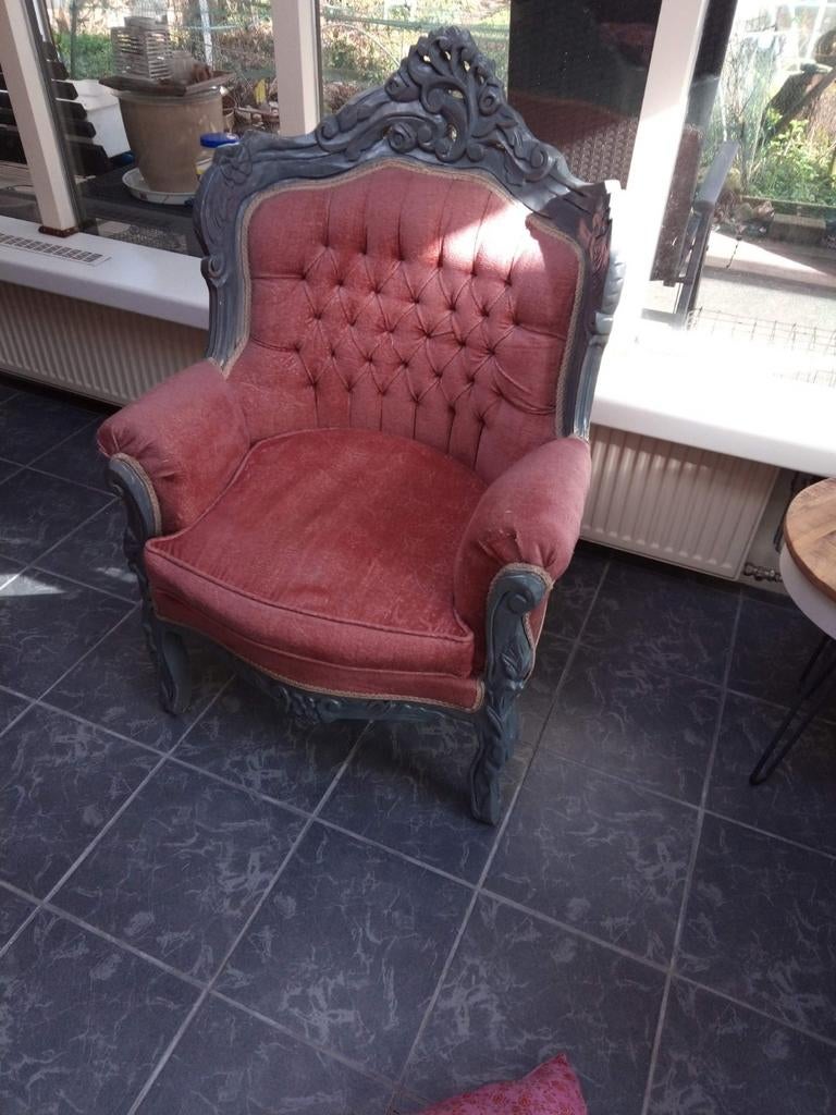 Antieke fauteuil in rood fluweel met houtsnijwerk, Antiek en Kunst, Ophalen