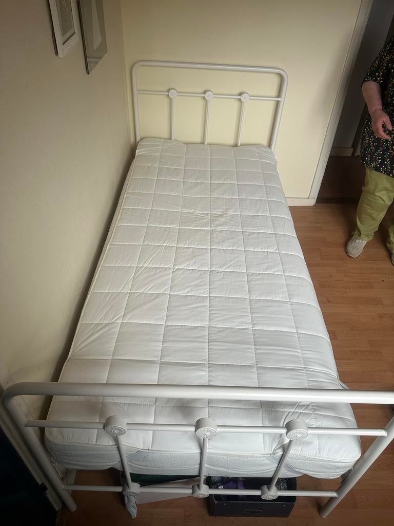 Eenpersoonsbed met metalen frame en matras, Gebruikt, 90 cm, Eenpersoons, Wit