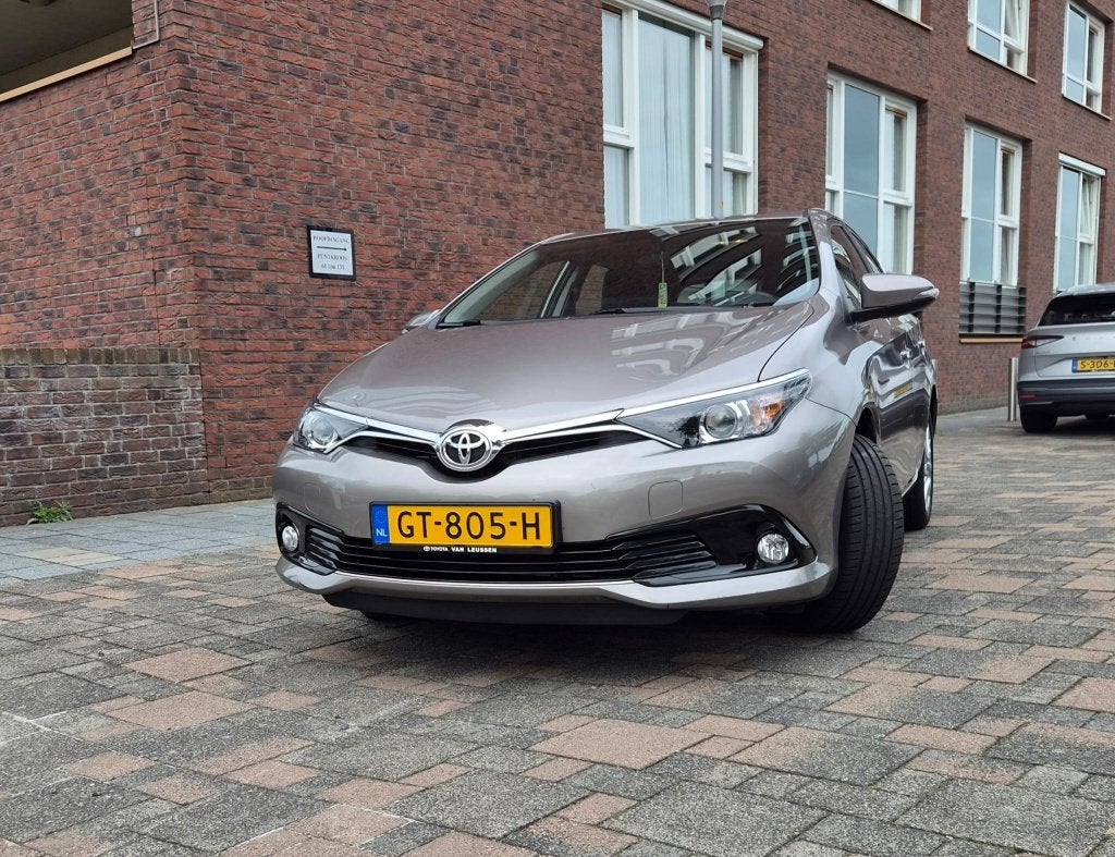 Toyota Auris 1.2T 85KW Benzine 6 Versnellingen 5D 2015 Bruin, Auto's, Stof, Zwart, 4 cilinders, 450 kg