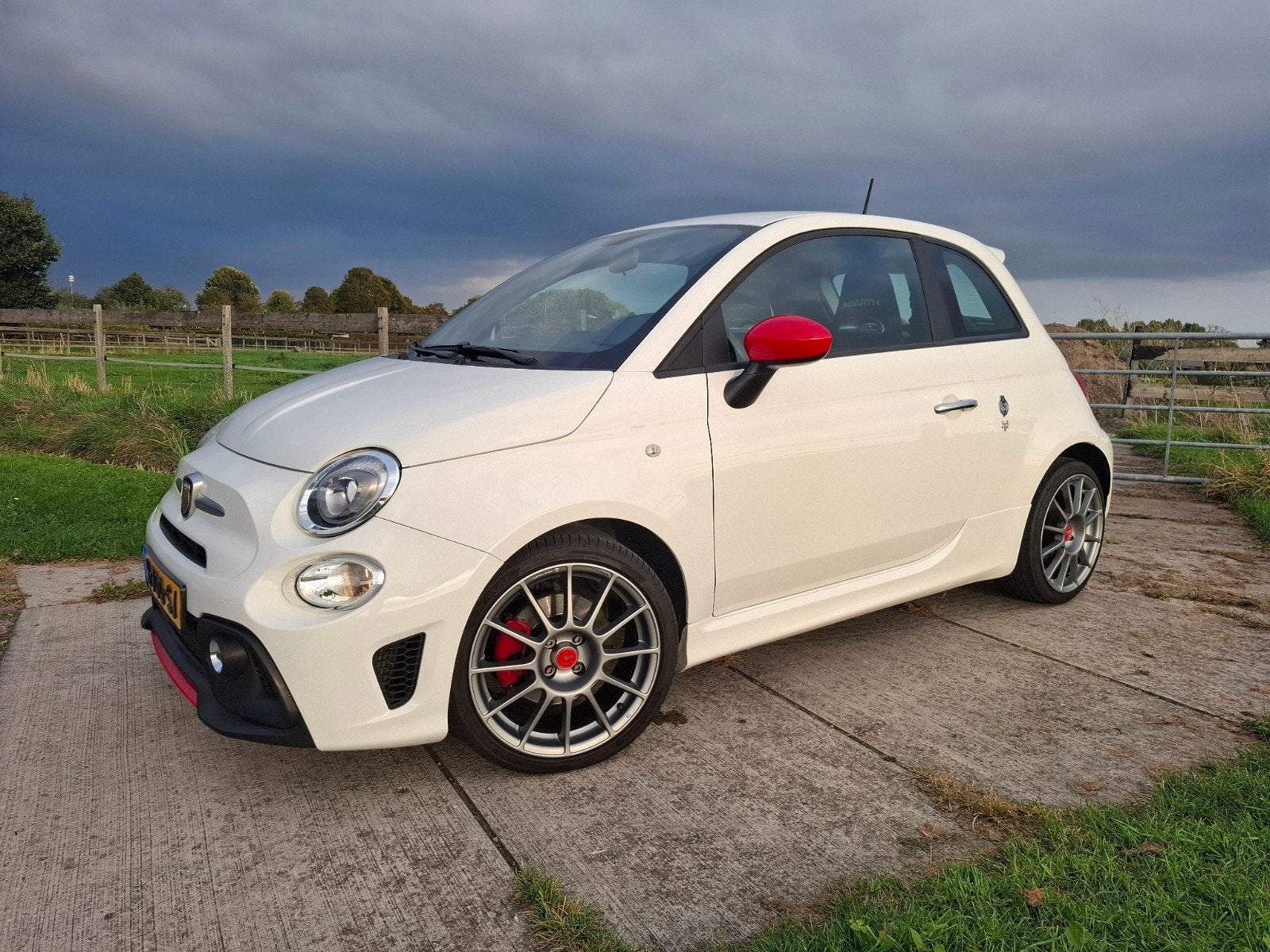 Foto 7 van Fiat 500 1.4 T-jet Abarth 595 145pk Wit 2019 Leder