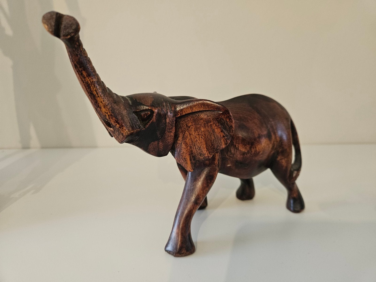 Houten olifant beeldje met omhoogstaande slurf, Ophalen of Verzenden