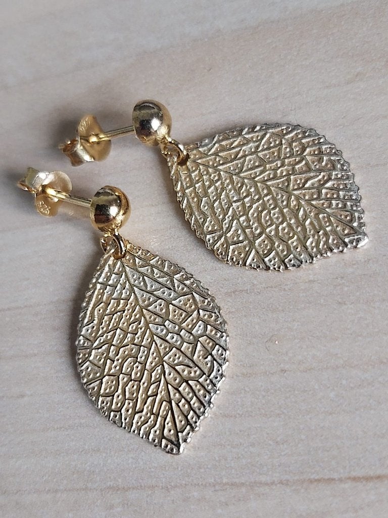 Fraaie oorbellen bladjes goud sterling zilver verguld, Verzenden, Geel, Nieuw, Knopjes of Stekers