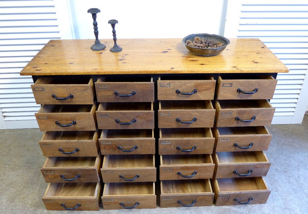 Foto 4 van Prachtige vintage werkbank toonbank  ladekast