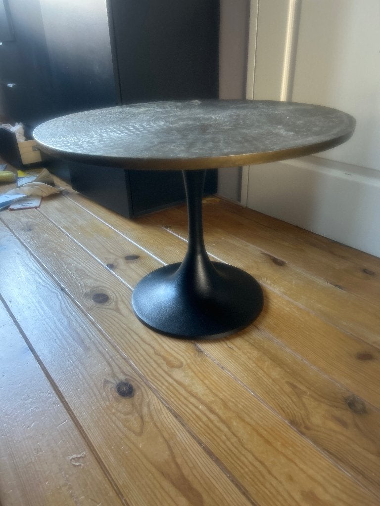 Tafeltje goudkleurig blad en zwarte voet, Huis en Inrichting, Tafels | Bijzettafels, Ophalen, Minder dan 45 cm, Metaal of Aluminium