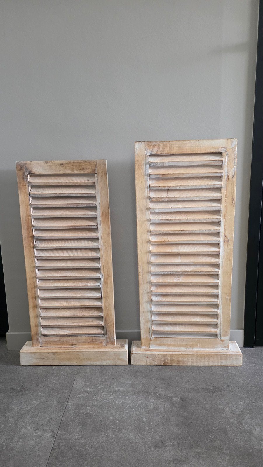 Twee houten louvre luiken/paneel houtkl met white wash, Ophalen of Verzenden