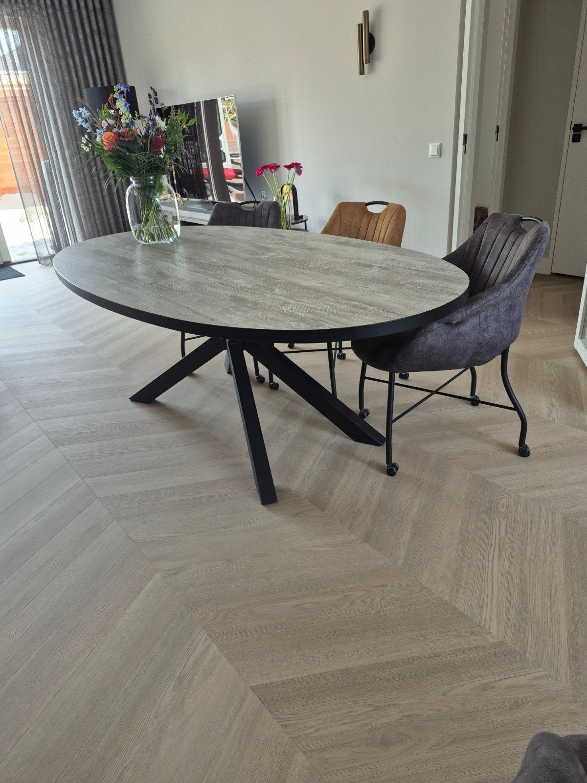 Ovale eettafel met zwarte metalen kruispoot, Huis en Inrichting, Tafels | Eettafels, Ophalen, Zo goed als nieuw