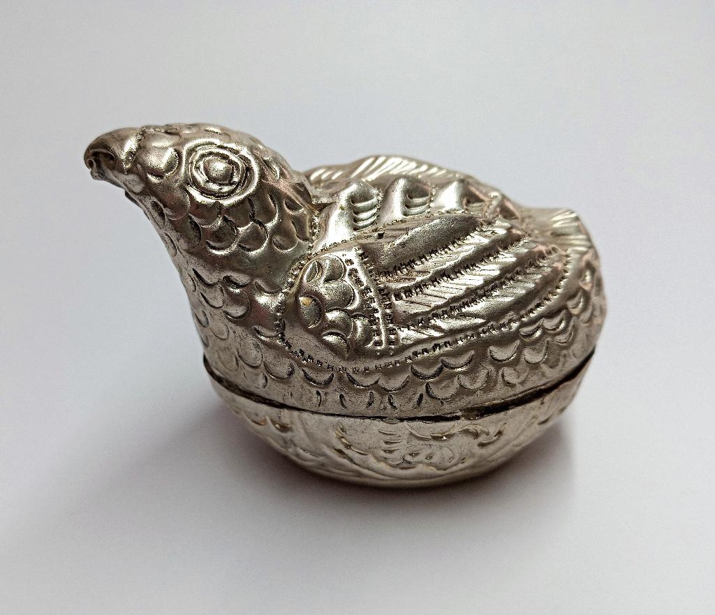 Betel of sirih doosje, Cambodja, vogel verzilverd. Azië, Verzenden