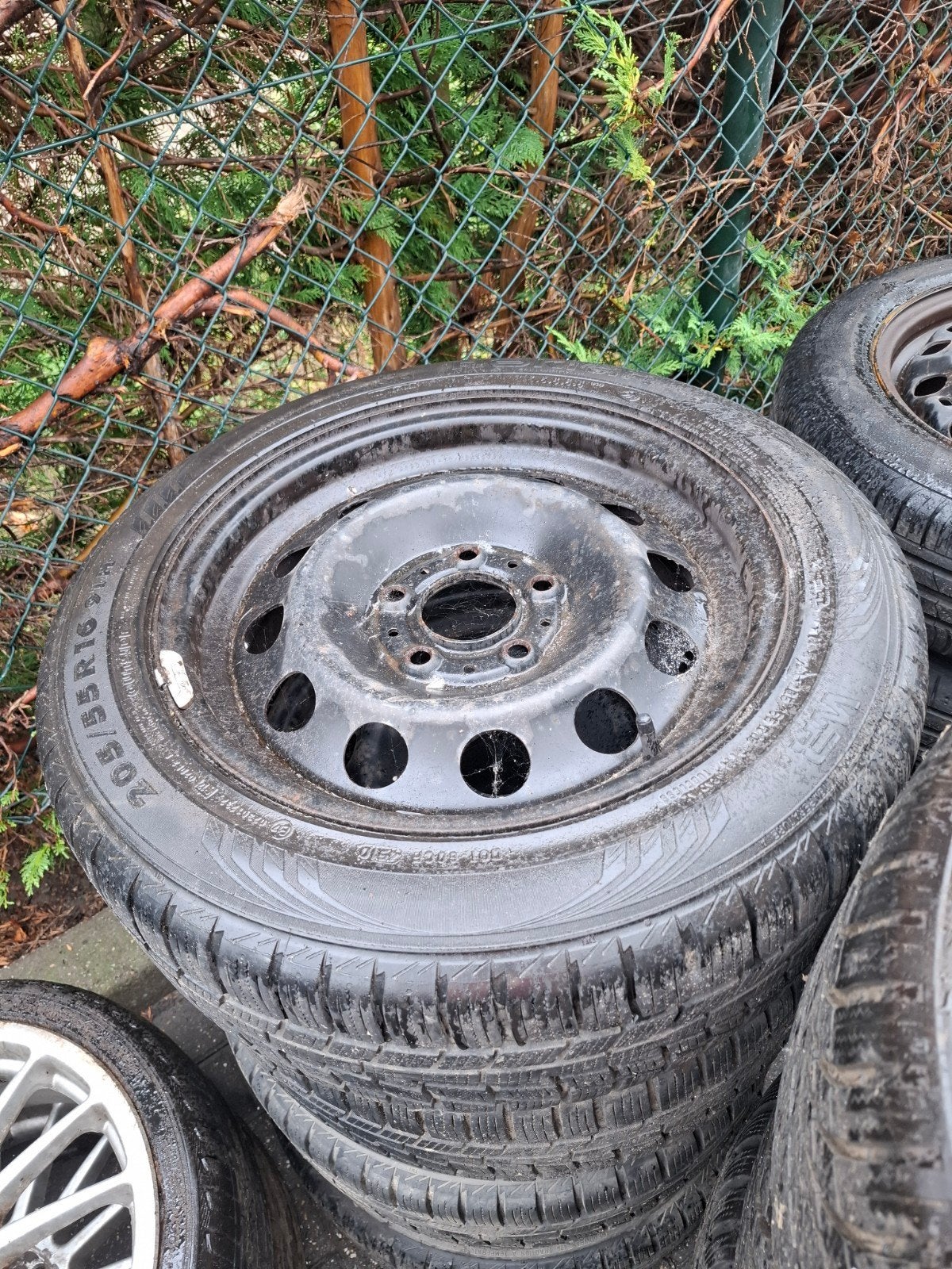 Winterbanden met stalen velgen 205/55R16, 5-6mm profiel, Gebruikt, 16 inch, Banden en Velgen, Personenwagen