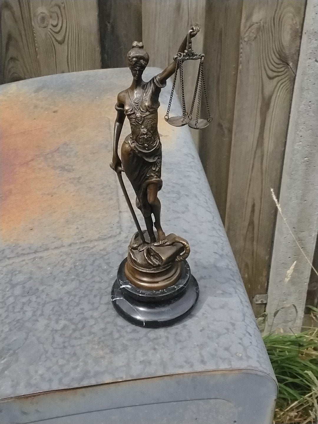 Bronzen beeld Vrouwe Justitia op marmeren sokkel, Ophalen of Verzenden, Brons, 20 - 50 cm, Beeld