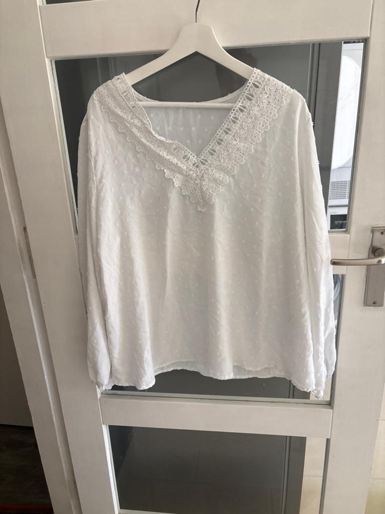 Witte blouse met kanten V-hals en stipjes, Ophalen of Verzenden, Zo goed als nieuw, Maat 42/44 (L), Wit