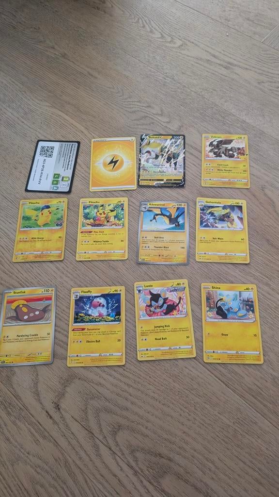 11 Pokémon kaarten lot met Boltund V + elektrische Pokémon, Ophalen of Verzenden, Zo goed als nieuw, Meerdere kaarten