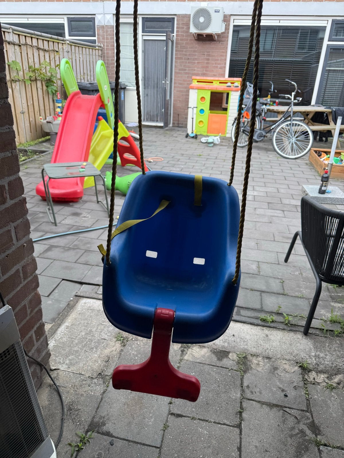 Blauwe babyschommel met veiligheidsriem, Ophalen of Verzenden, Gebruikt, Schommel