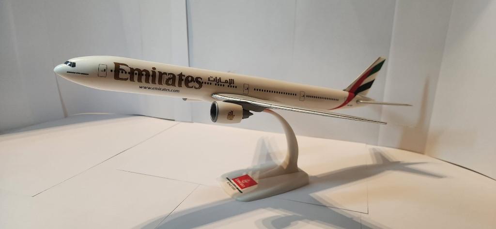Emirates Boeing 777-300ER model 1:200, Ophalen of Verzenden, Zo goed als nieuw, Schaalmodel