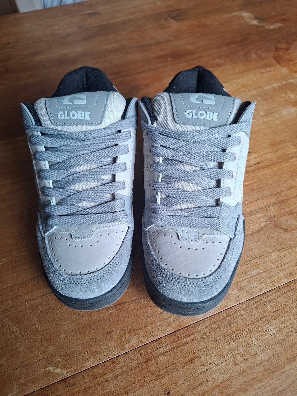 Globe sneakers - Grijs/Wit maat 42, Ophalen, Overige kleuren, Nieuw, Sneakers of Gympen