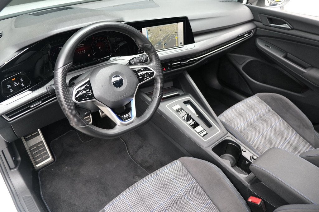 Volkswagen Golf 8 1.4 eHybrid GTE 245PK Pano IQ Cam HuD ACC, Auto's, 1624 kg, Gebruikt, Zwart, 4 cilinders