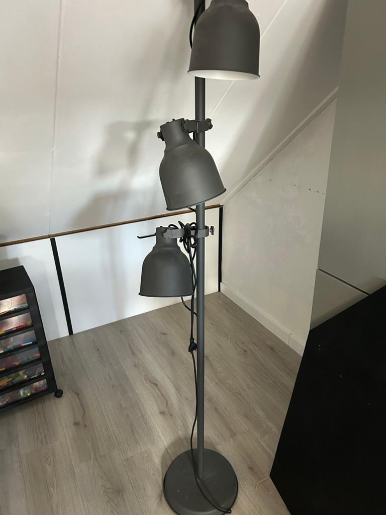 IKEA Hektar Vloerlamp - Donkergrijs, 3 verstelbare spots, Ophalen, Zo goed als nieuw, Metaal, 150 tot 200 cm