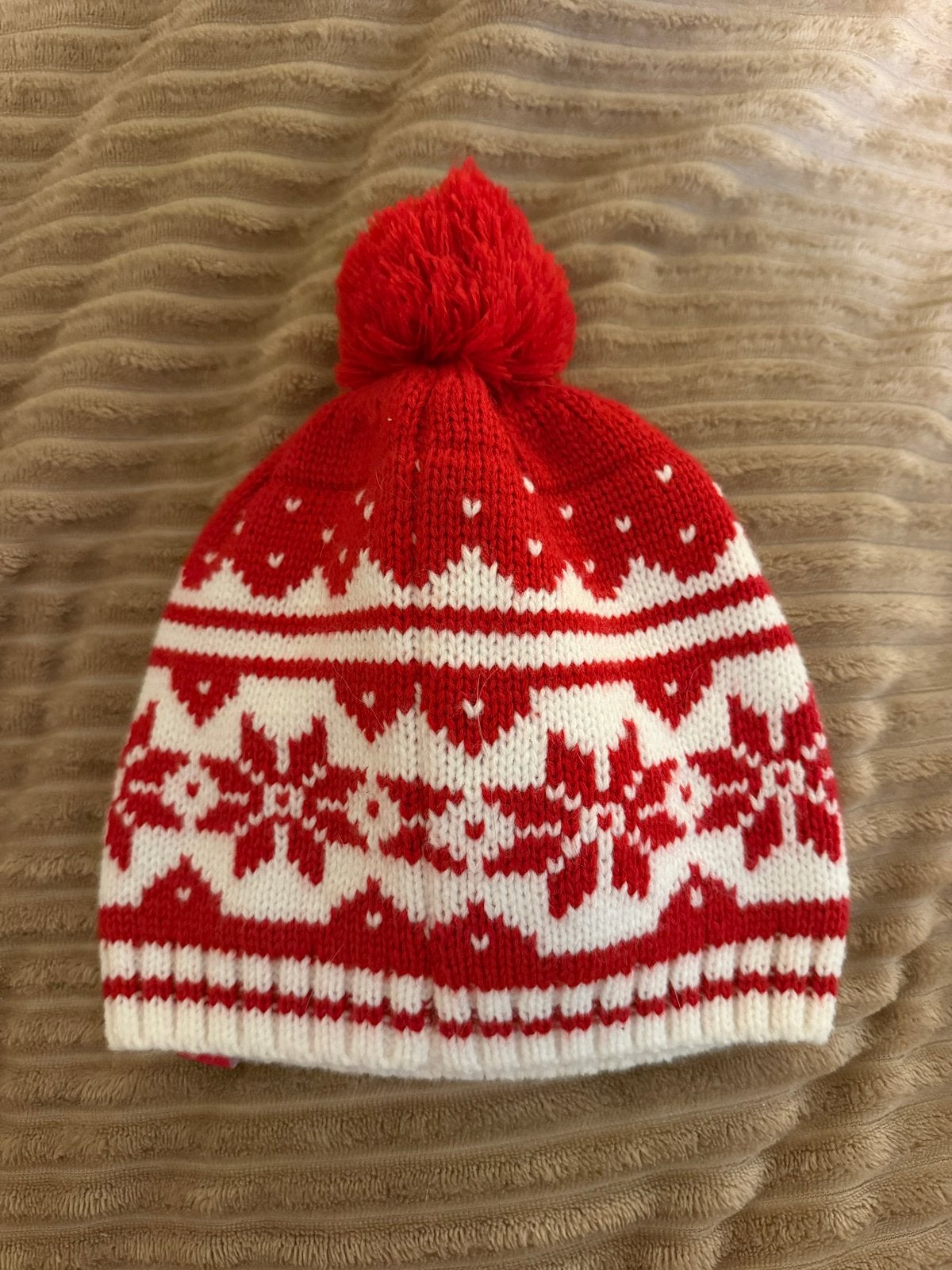 Rode gebreide muts met pompon en Noorse print, Gebruikt, Jongen of Meisje, Ophalen of Verzenden, 104 of kleiner