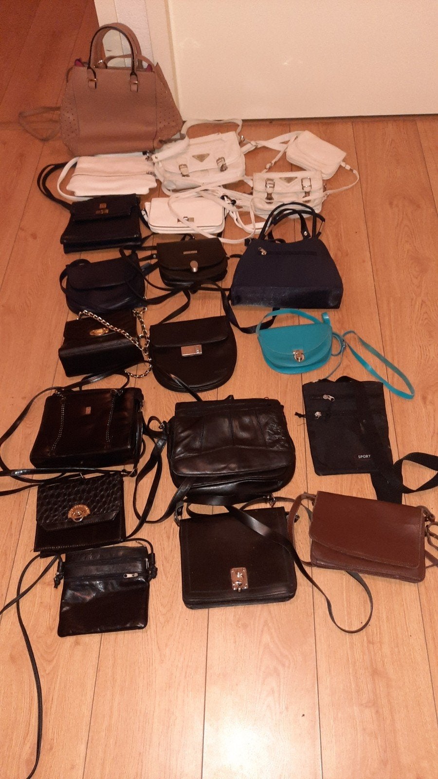 Grote collectie dameshandtassen en schoudertassen, Ophalen