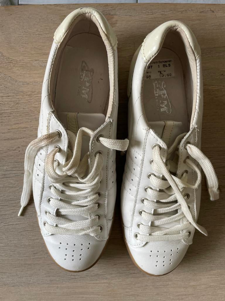 Wiite stevige schoenen van  SPM  mt 38, Kleding | Dames, Schoenen, Ophalen of Verzenden, Zo goed als nieuw, Sneakers of Gympen