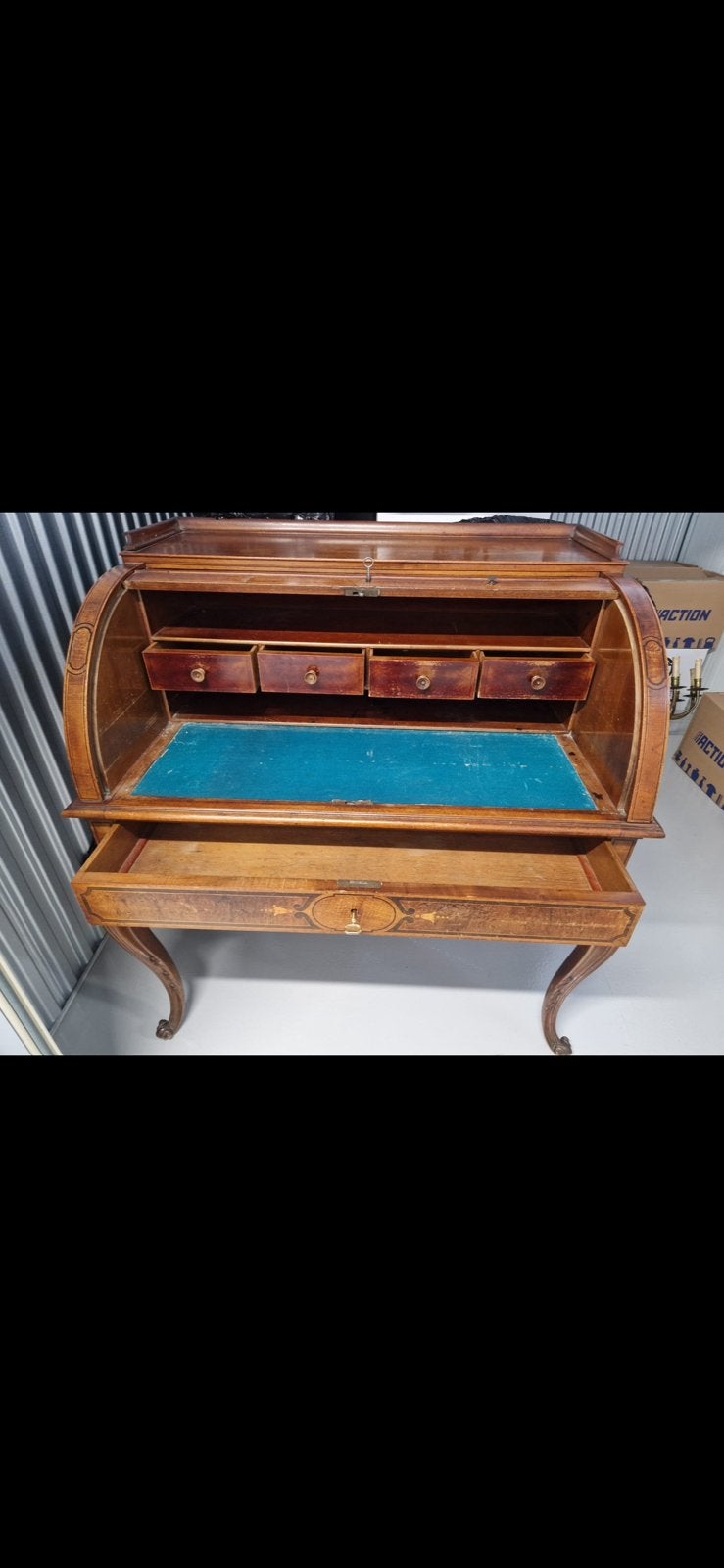 Rolbureau.  Antiek oprolbaar deksel, Ophalen