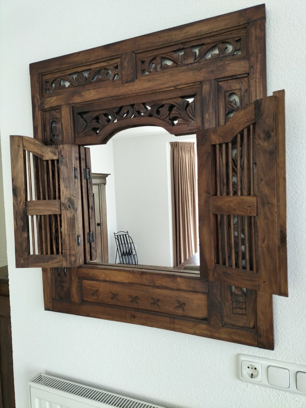 Unieke handgesneden houten spiegel met luiken 79x89cm, Ophalen, Gebruikt, 75 tot 100 cm, Minder dan 100 cm