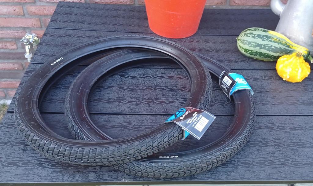 2 spiksplinternieuwe AMIGO fietsbanden, 20 inch., Ophalen of Verzenden, Nieuw, Amigo