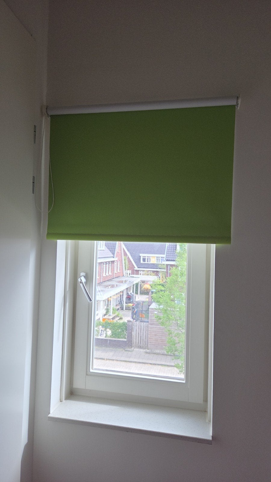 Verduisterend rolgordijn - 77 cm breed, Ophalen, Gebruikt, Inclusief montageonderdelen, Rolgordijn