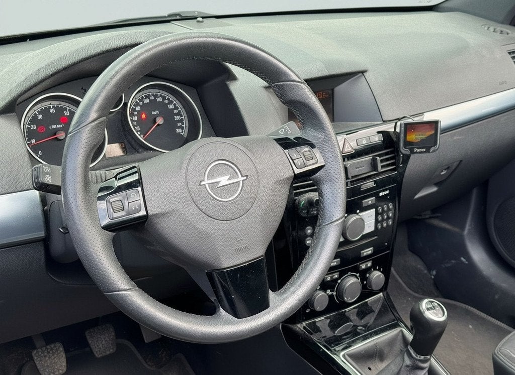 Opel Astra TwinTop 1.6 TEMPTATION LEDER/AIRCO/KEY-LESS/STOEL, Voorwielaandrijving, 745 kg, 15 km/l, Gebruikt