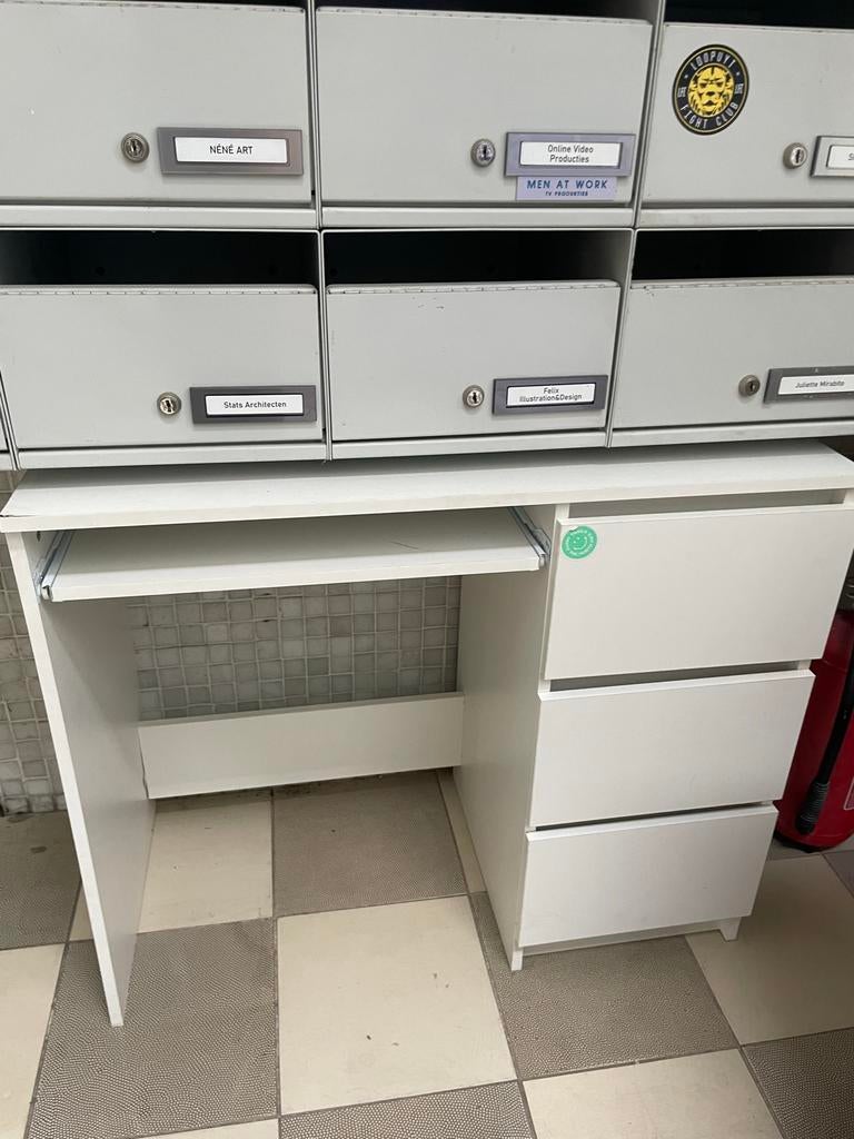 Gratis bureau met lades en uitschuifbaar toetsenbordblad, Ophalen, Gebruikt, Met lades, Spaanplaat of MDF