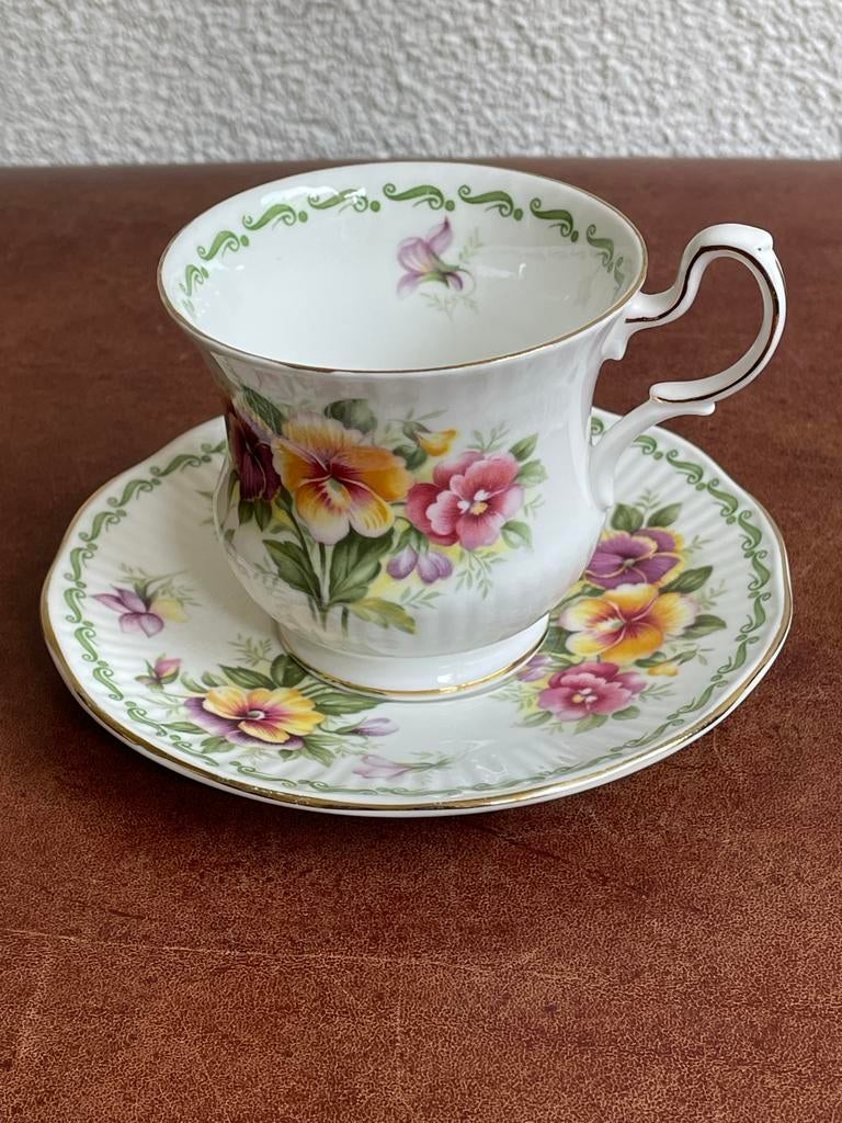 Vintage Queen's Porseleinen Kop en Schotel - Viooltjes, Verzamelen, Porselein, Kristal en Bestek, Ophalen of Verzenden, Zo goed als nieuw