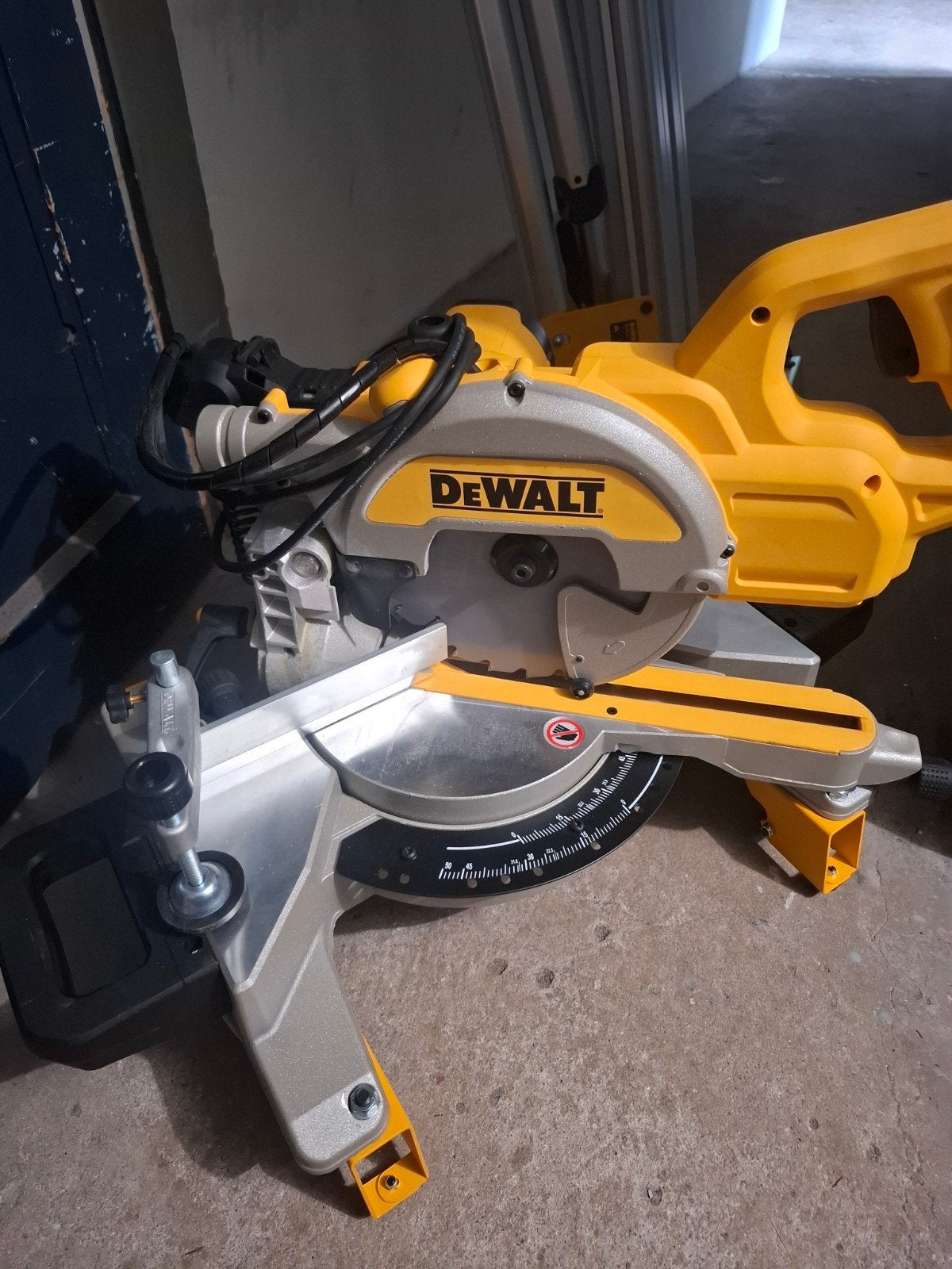DeWalt DWS777 afkortzaag + DE7033 onderstel + extra zaagblad, Doe-het-zelf en Verbouw, Gereedschap | Zaagmachines, DeWalt, 70 mm of meer
