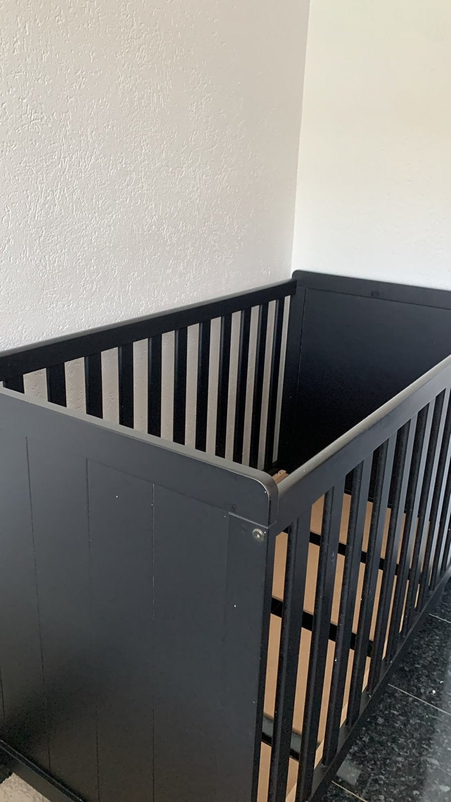 Zwart ledikantje voor baby of peuter, Ophalen, Gebruikt, Ledikant