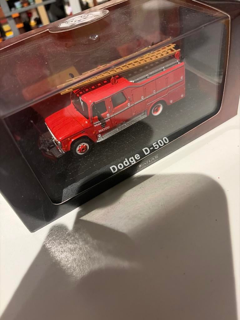 Dodge D-500 Brandweerwagen Watou - Atlas Collectie, Hobby en Vrije tijd, Modelauto's | 1:43, Ophalen of Verzenden, Nieuw, Bus of Vrachtwagen