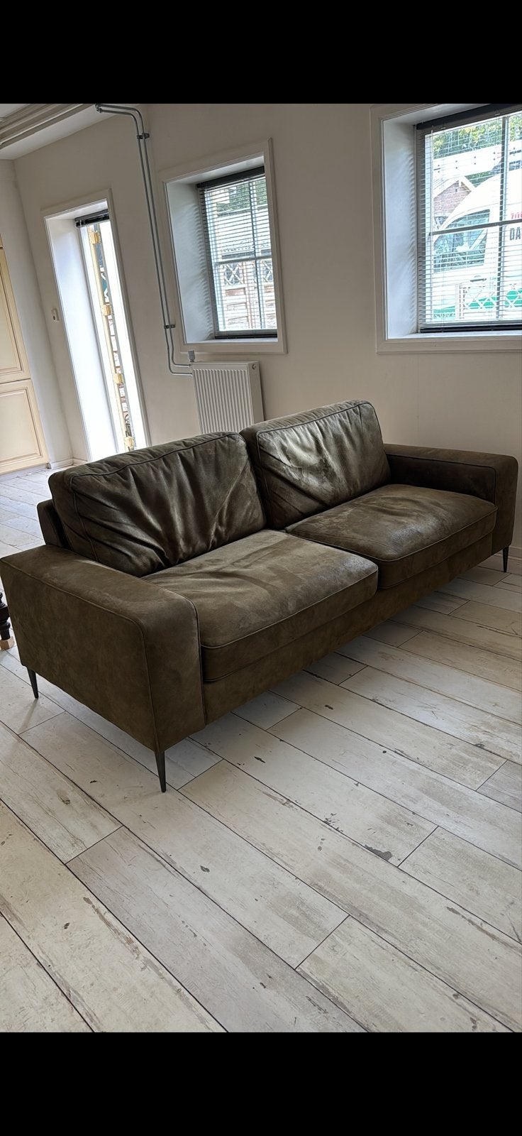 Comfortabele 3-zits bank in groen suede, Gebruikt, Driepersoons, Ophalen of Verzenden, Rechte bank