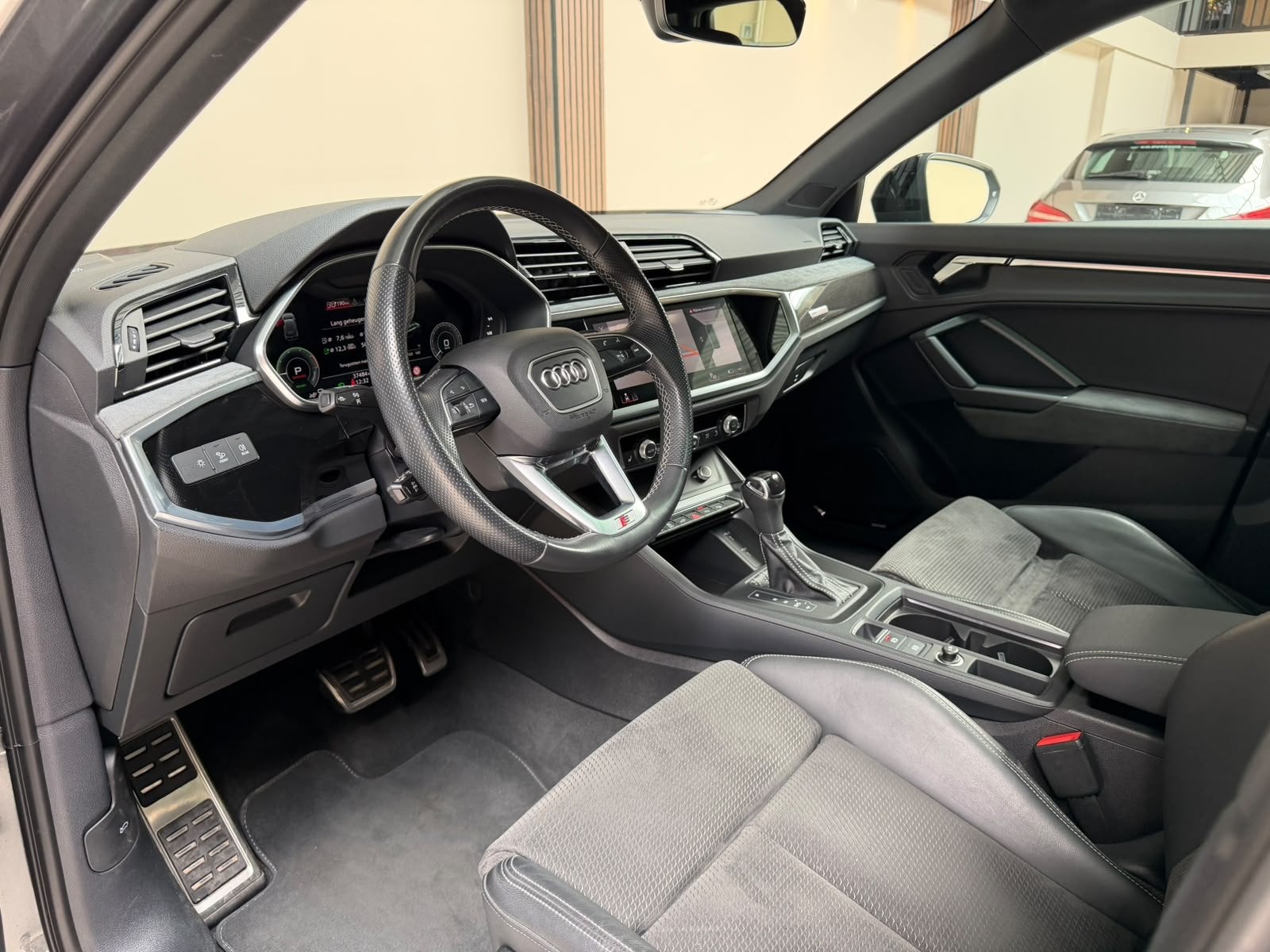 Foto 2 van Audi Q3 45 TFSI e S edition PANO|Sfeerverlichting|Achterrijc