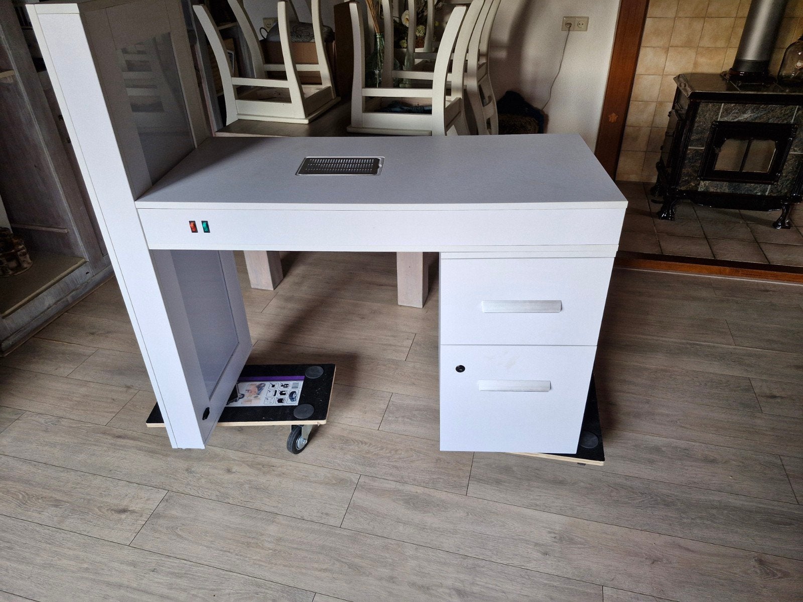 Nageltafel met verlichting en afzuiging, Ophalen, Zo goed als nieuw