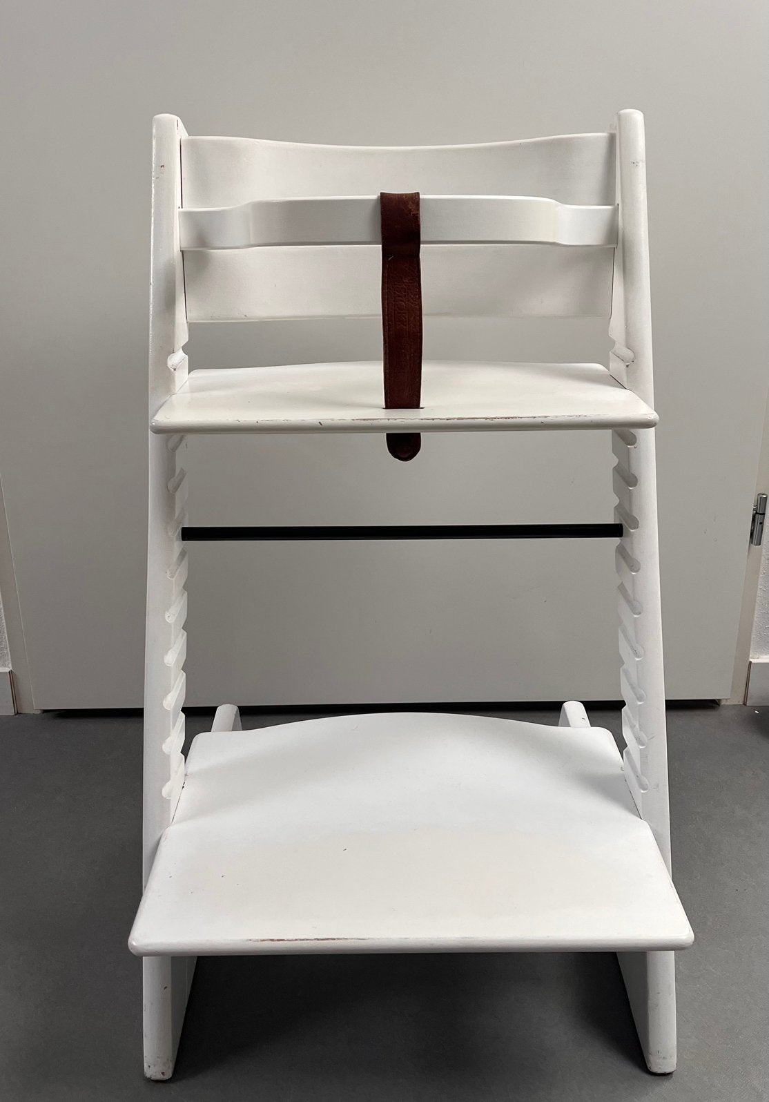 Stokke Tripp Trapp kinderstoel met houten beugel en leertje, Ophalen, Zo goed als nieuw, Meegroeistoel