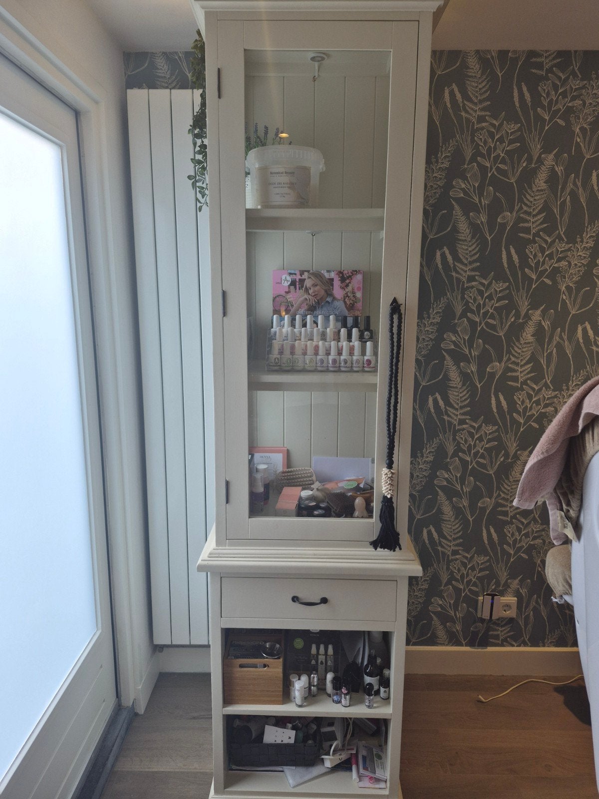 Mooie vitrinekast 60 cm breed, 2.23 m hoog, Gebruikt, Met deur(en), 25 tot 50 cm, Glas