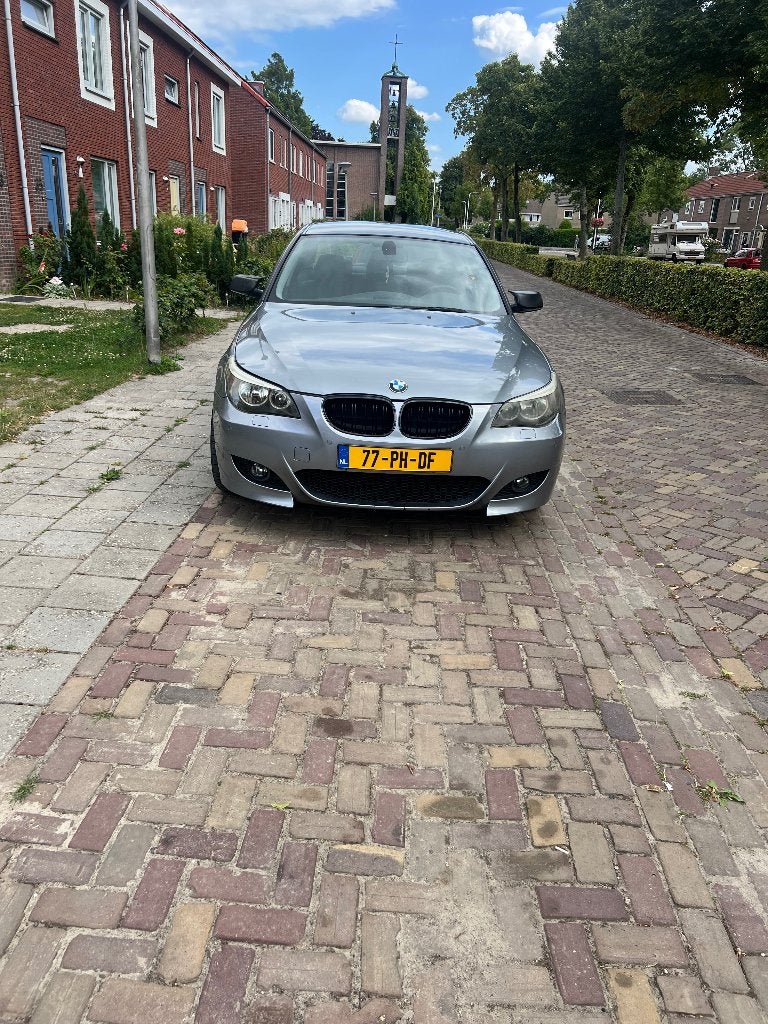 BMW 5-Serie 2.5 I 525 AUT 2004 Grijs, Auto's, Automaat, Achterwielaandrijving, Zwart, 2000 kg