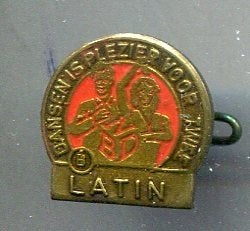 Latin Dansen is plezier voor twee koper broche ( X_100), Ophalen of Verzenden, Zo goed als nieuw, Sport, Speldje of Pin