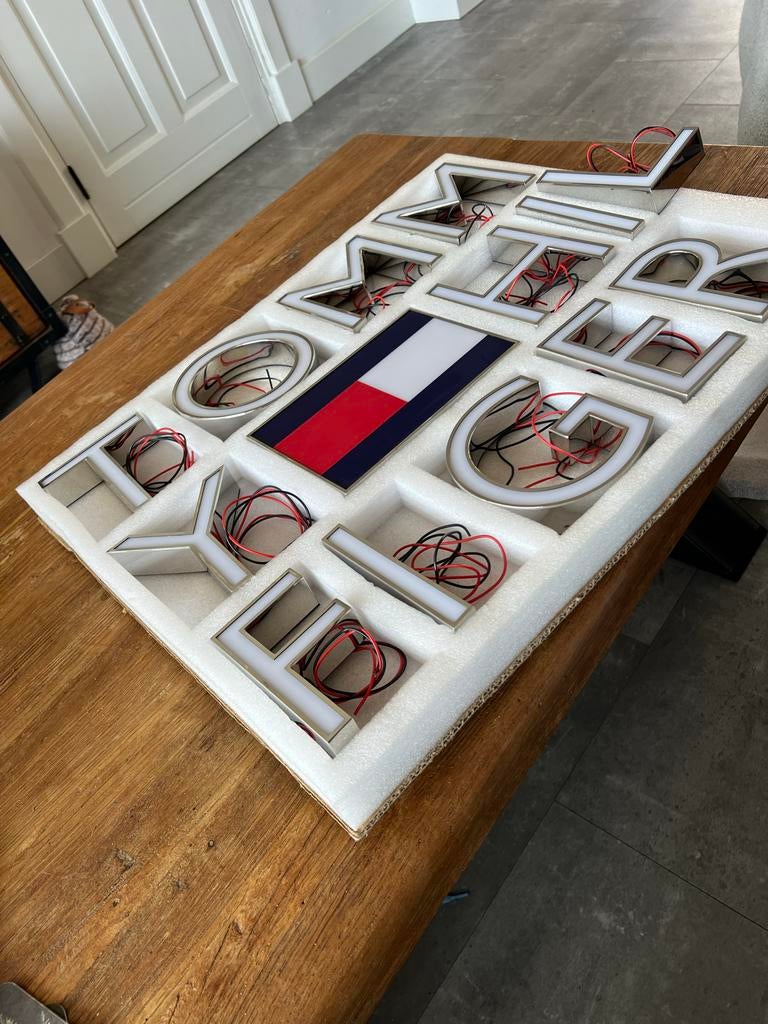 Tommy Hilfiger vintage reclamebord/sign, Verzamelen, Merken en Reclamevoorwerpen, Verzenden, Zo goed als nieuw, Reclamebord