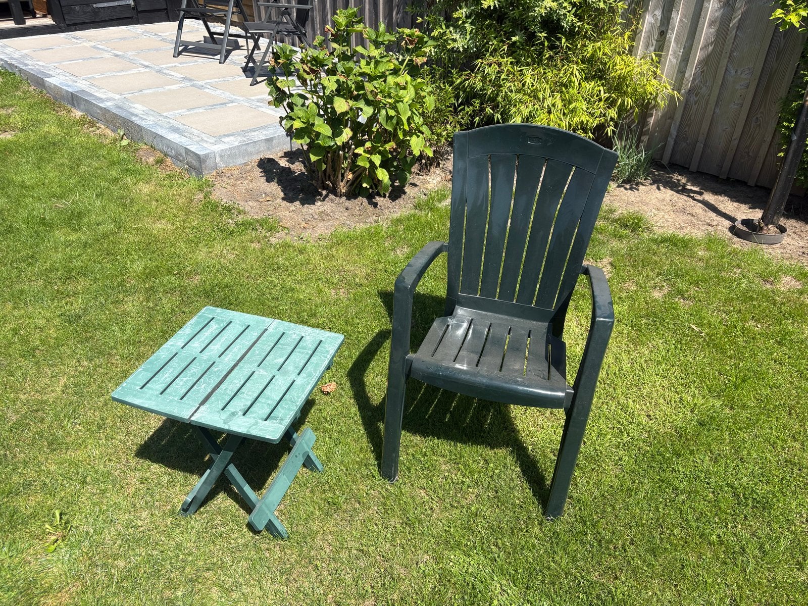 Tuinstoel en bijzettafel - Groen kunststof, Ophalen, Kunststof, Gebruikt, Stoel