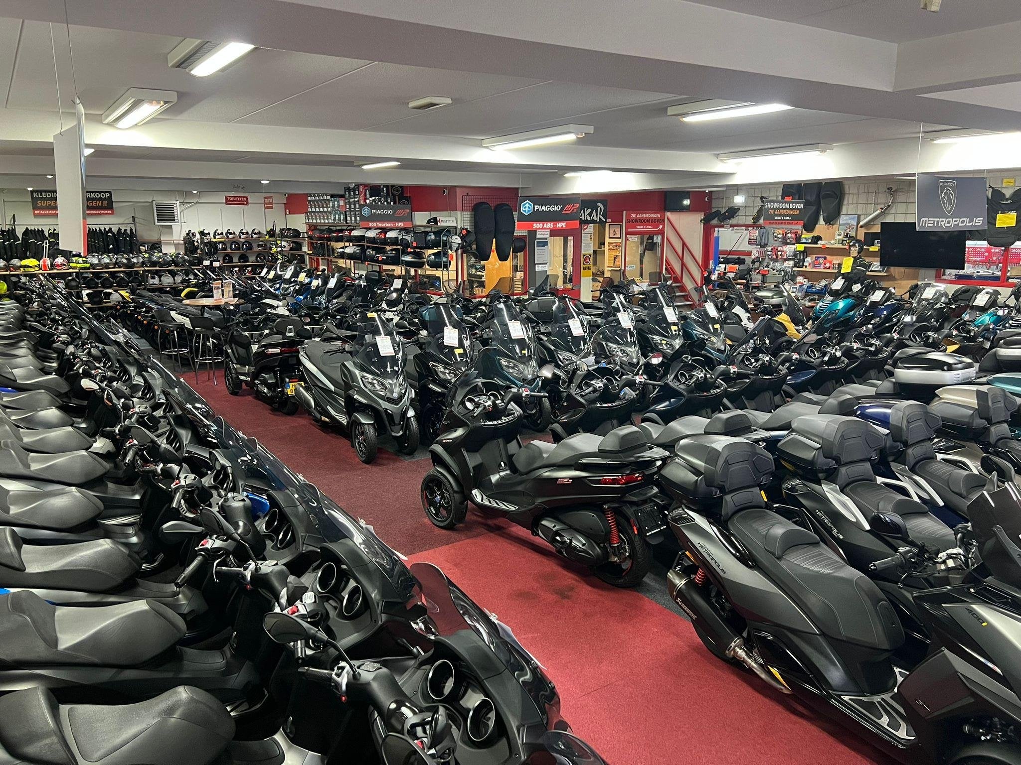 De Grootste Piaggio MP3, Peugeot Metropolis, Yamaha Tricity, Bedrijf, Piaggio Vespa B.V., Customer_service@piaggio.com, Minervum 7272
4817 ZM  Breda, NL