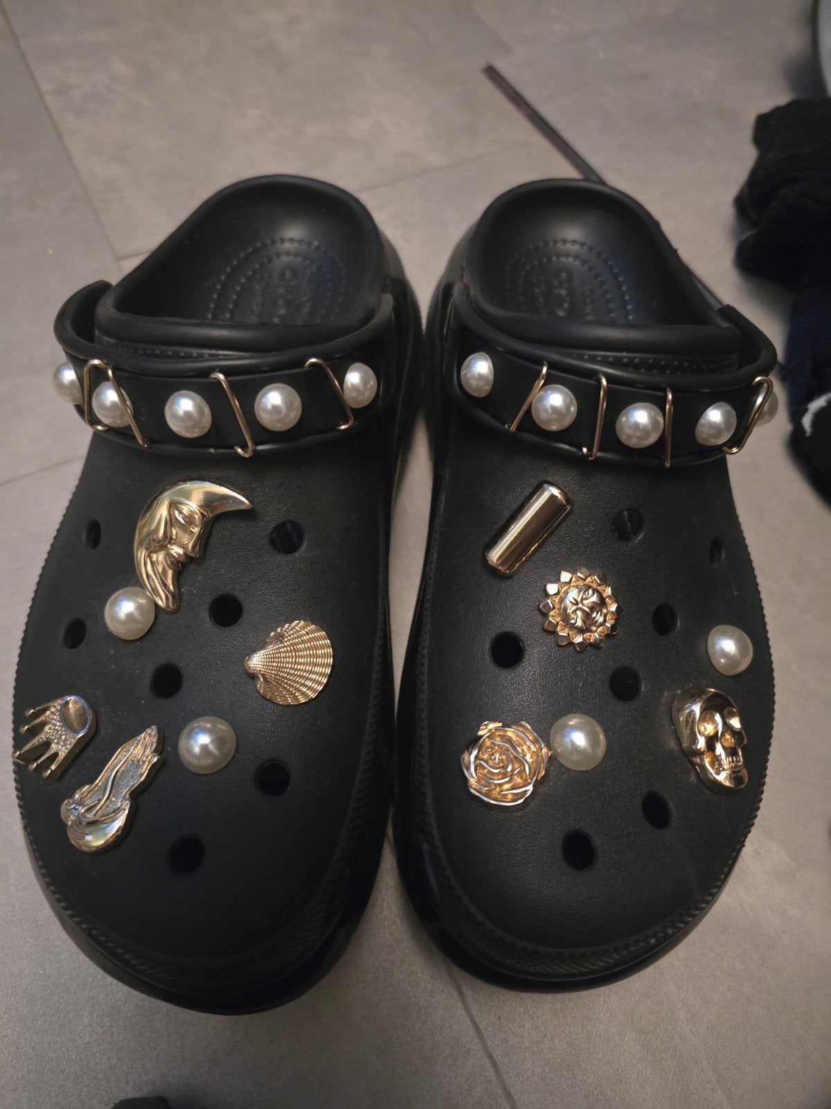 Splinternieuwe Crocs met plateauzool - Maat 43/44, Kleding | Dames, Schoenen, Zwart, Nieuw, Crocs, Ophalen