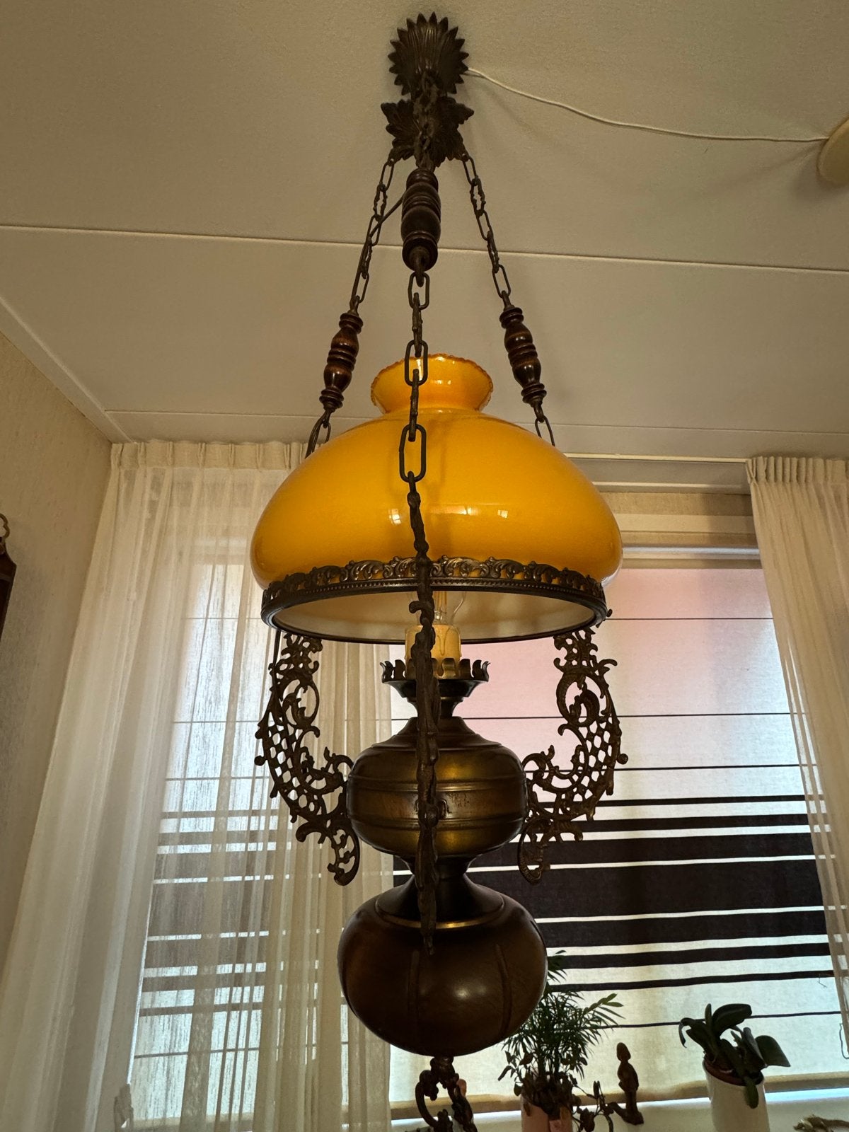 Vintage hanglamp met geel glas en messing details, Antiek en Kunst, Ophalen