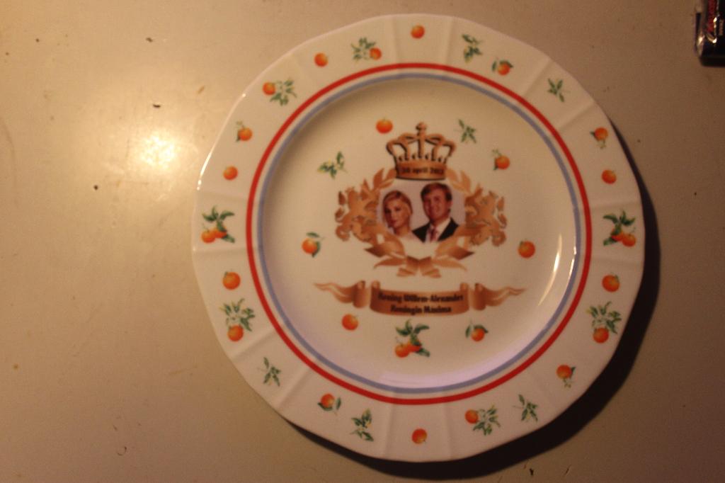 701i - bord - koning willem-alexander / koningin maxima - 30, Ophalen of Verzenden, Gebruikt, Servies