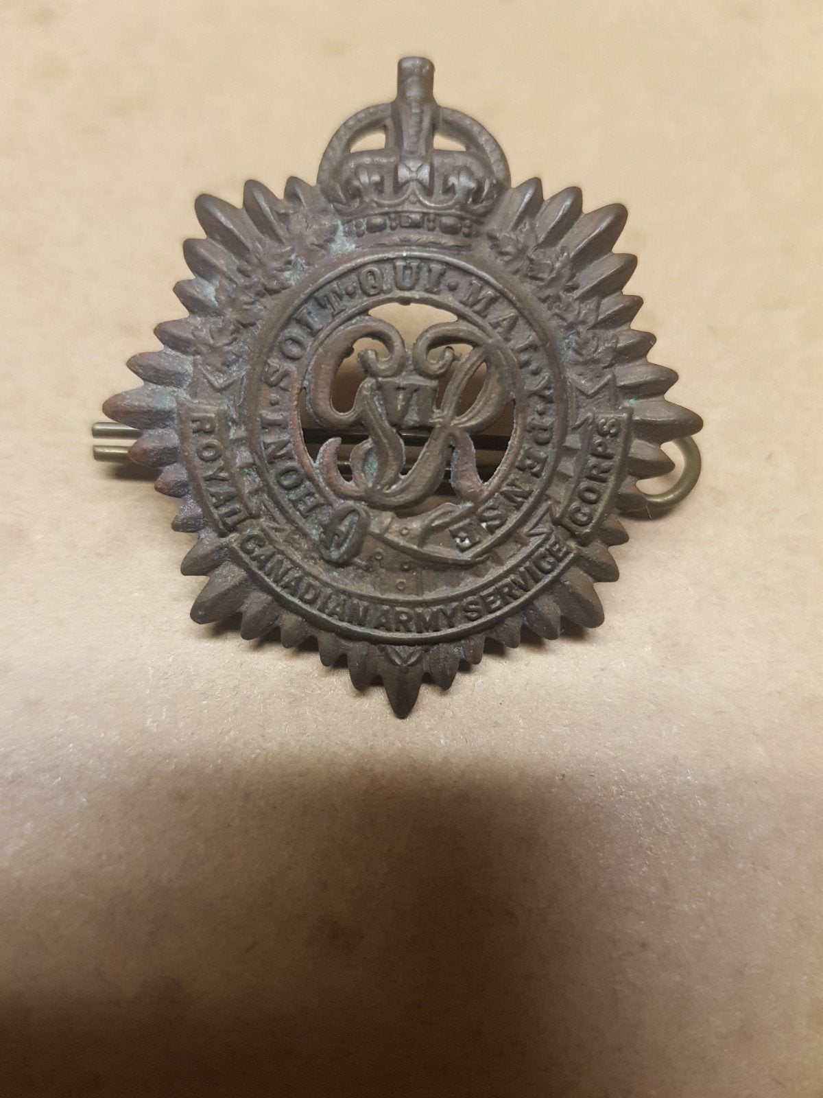 Canadees baret embleem wo2, Ophalen of Verzenden, Nederland, Embleem of Badge